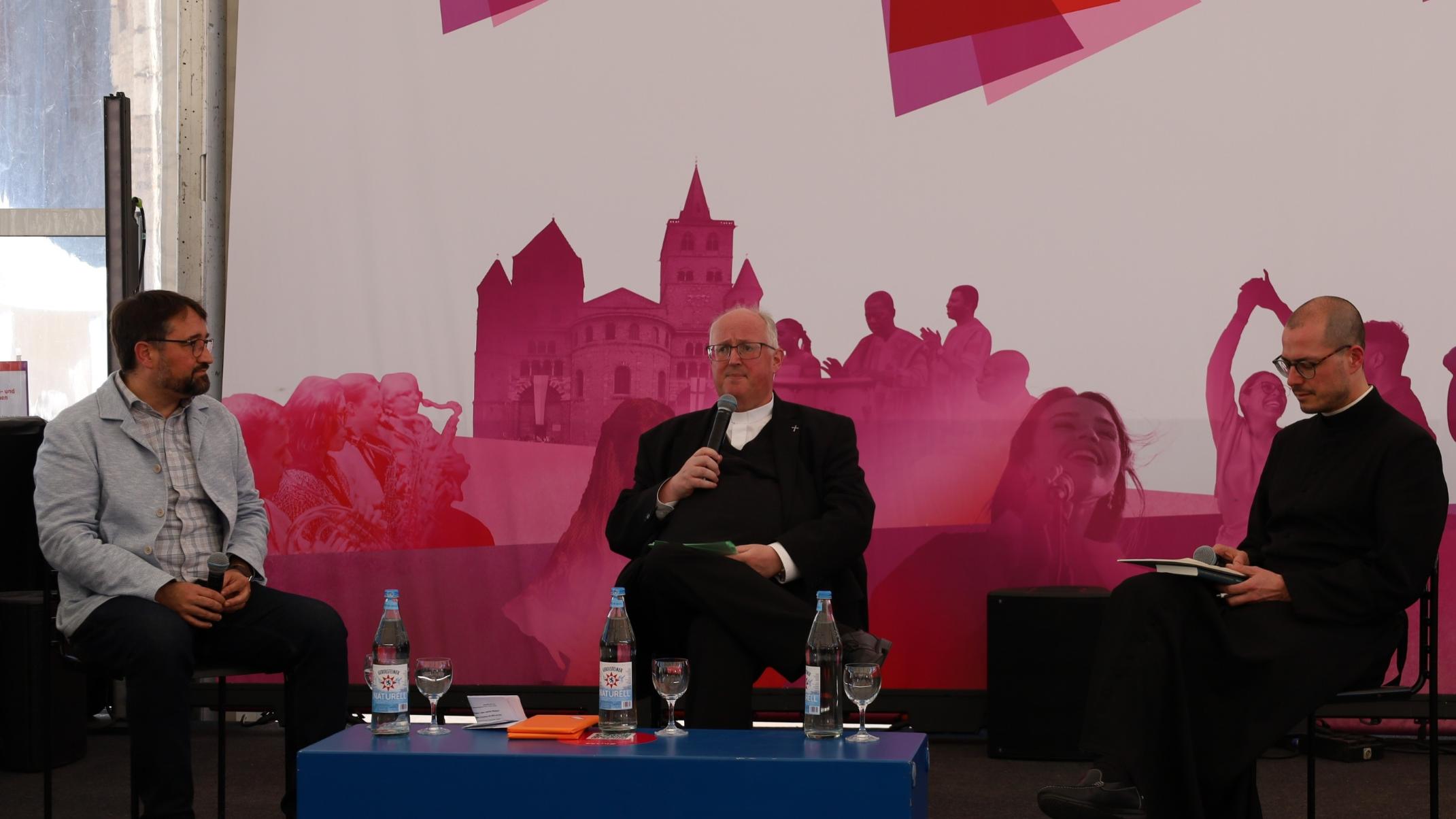 Podiumsdiskussion mit Dr. Michael Meyer, Kooperator im Pastoralen Raum Merzig, Dr. Volker Malburg, zuständig für die Fortbildungen der Priester, und Pfarrprovisor Xandro Pachta-Reyhofen von der Gemeinschaft St. Martin (vlnr.)