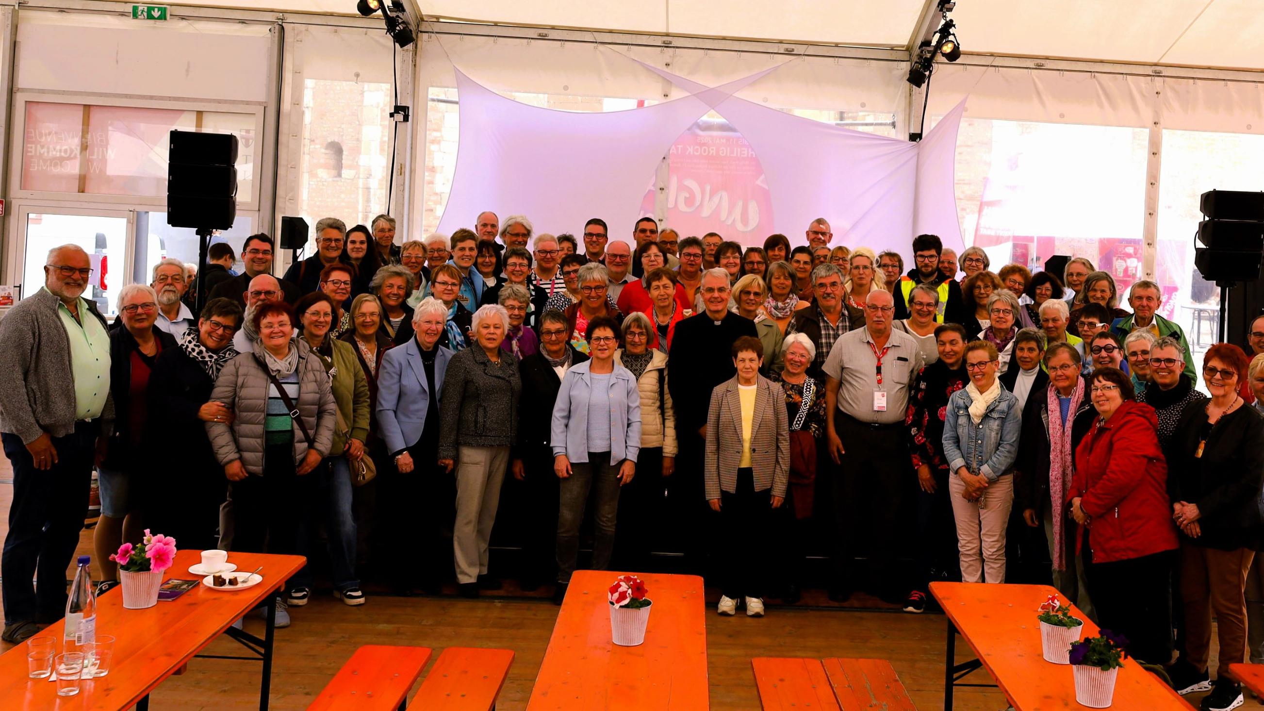 Gruppenfoto aller Küsterinnen und Küster zusammen mit Dompropst Weihbischof Jörg Michael Peters (Mitte)