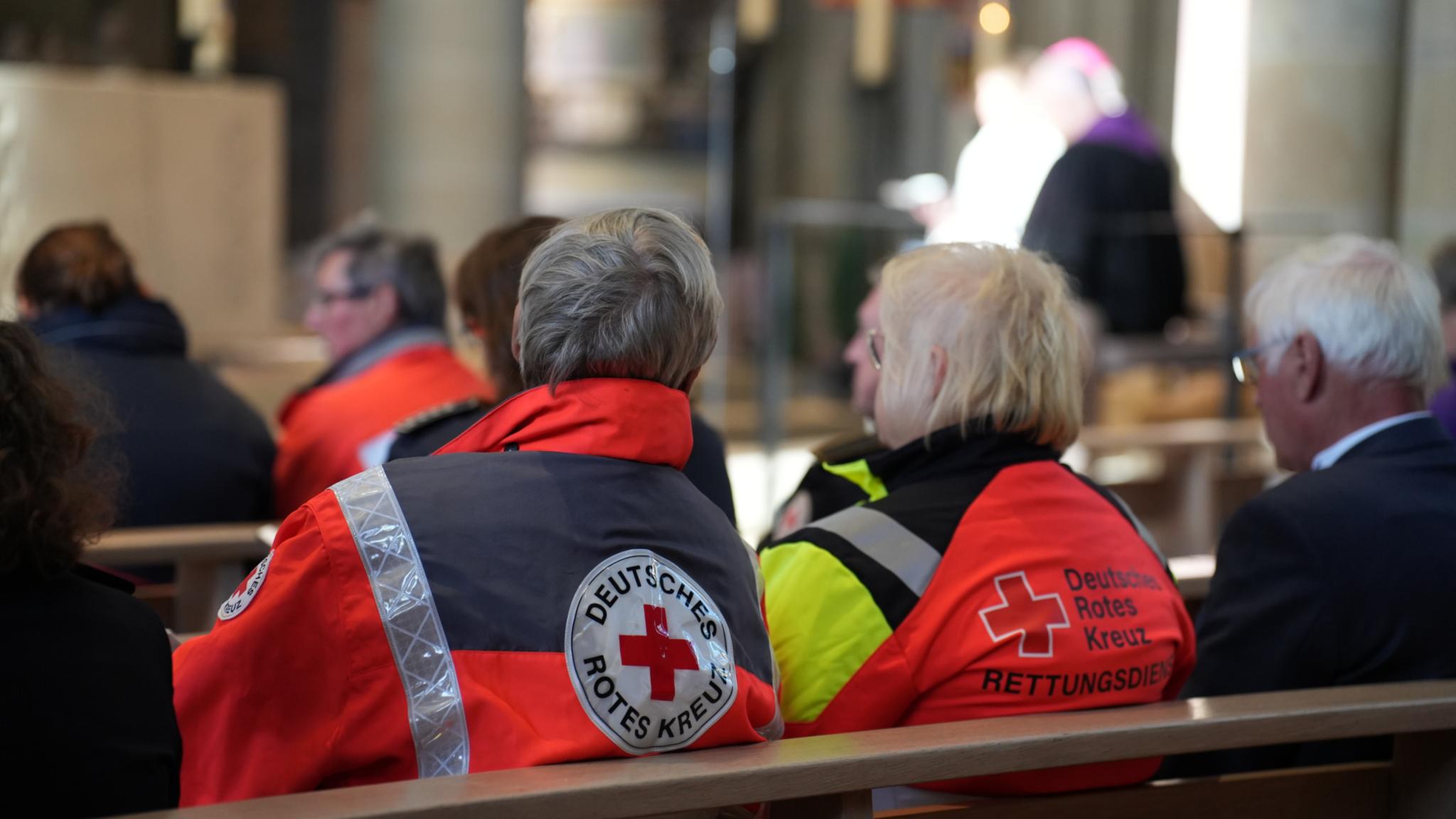 Einsatzkräfte aus verschiedenen Notfall- und Rettungsdiensten sind zum Dank- und Segensgottesdienst in die Liebfrauenkirche gekommen.