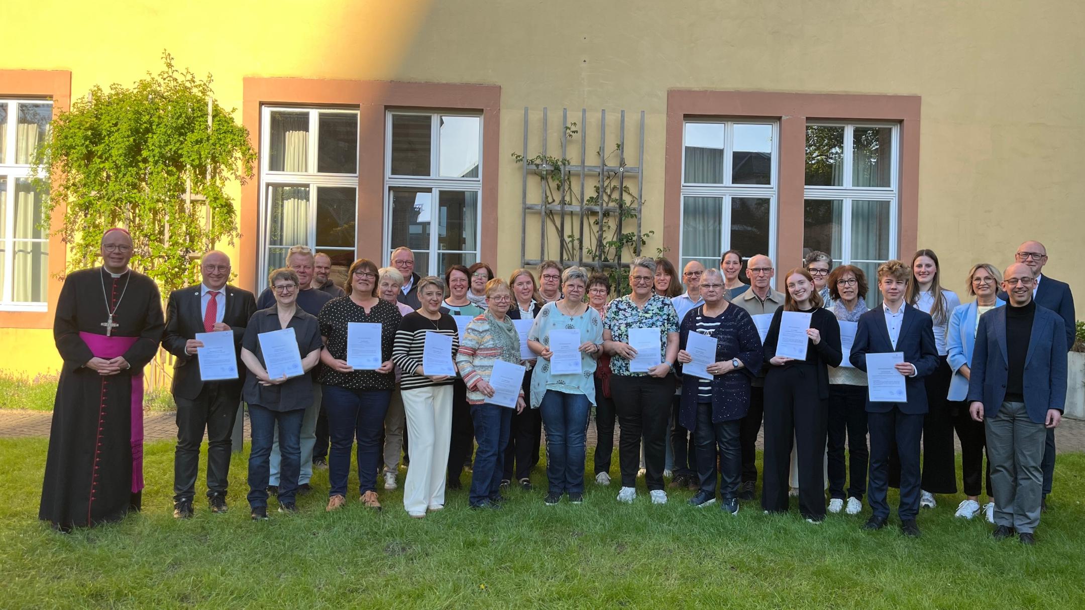 Gruppenfoto der Absolventen mit Bischof Ackermann und Ulrich Stinner