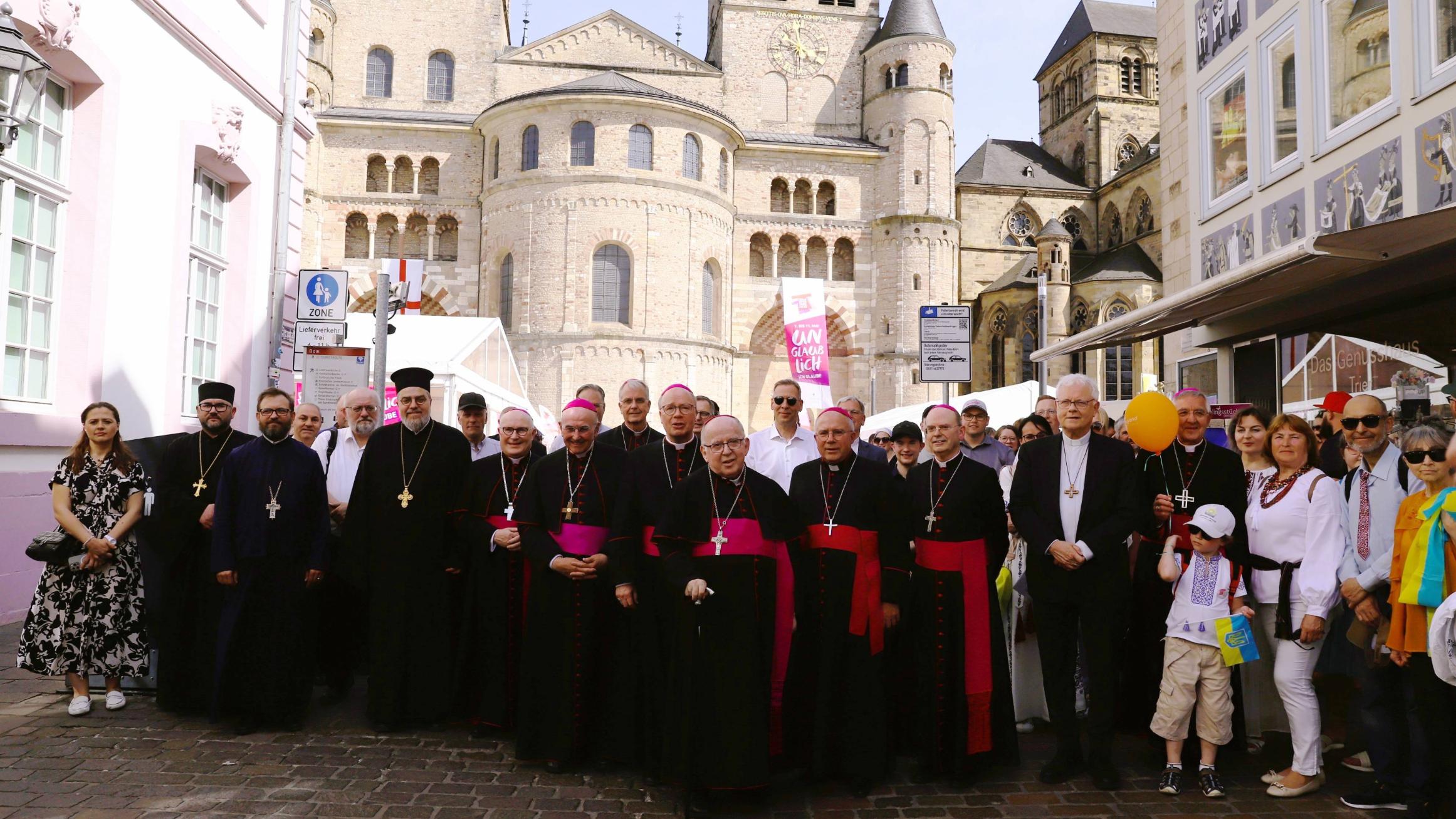 Gemeinsam ging es betend durch die Trierer Innenstadt.