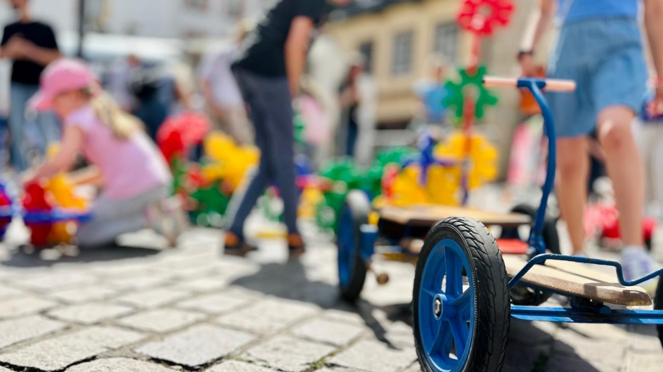 Auf dem Boden stehen viele Spielsachen für Kinder