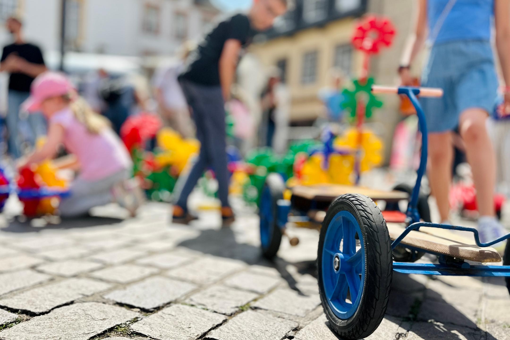 Auf dem Boden stehen viele Spielsachen für Kinder