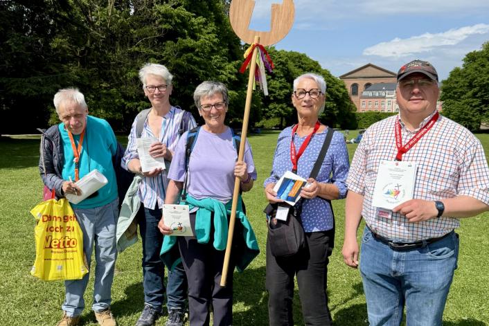 Die Pilgergruppe macht sich auf den Weg.