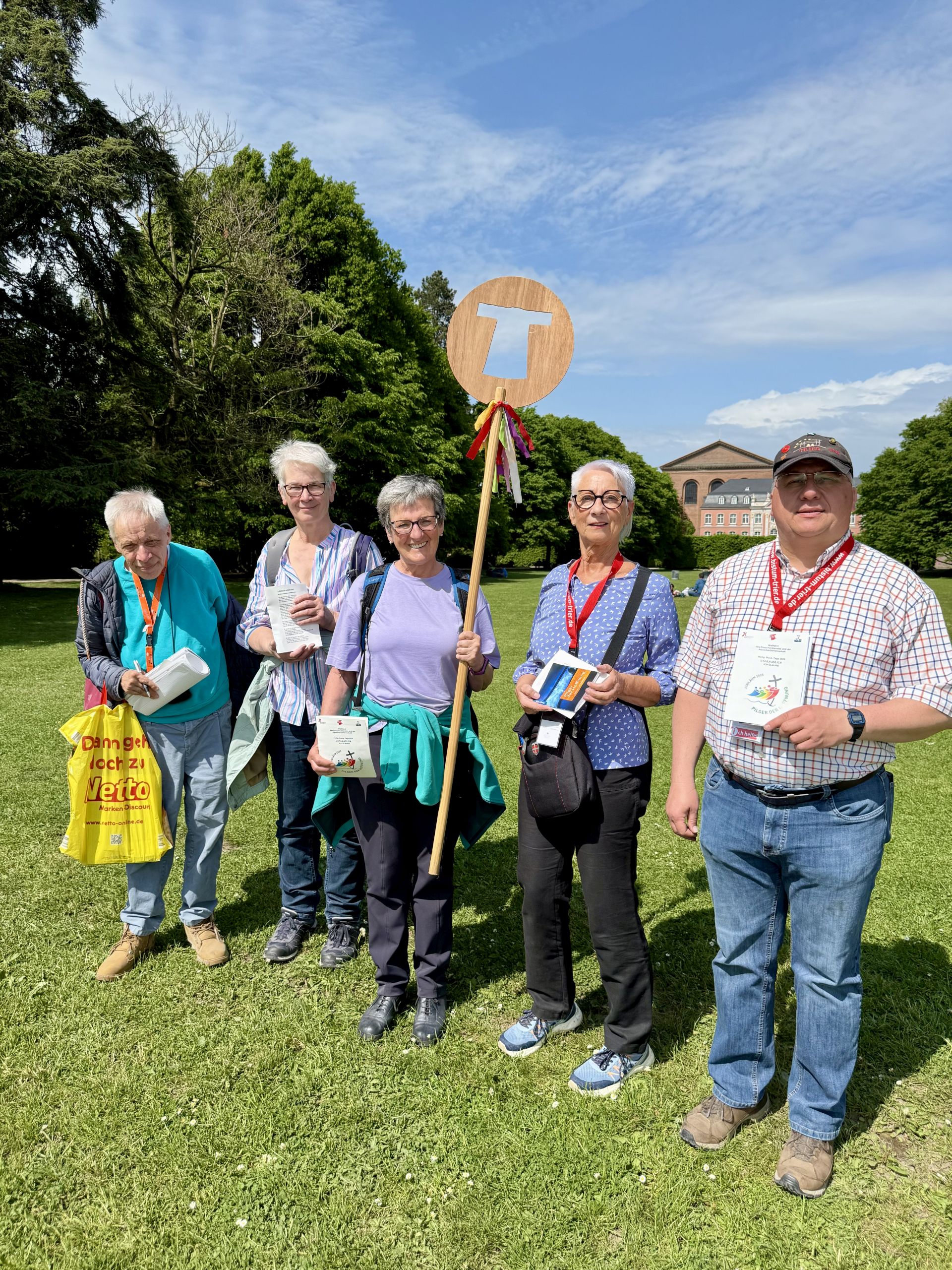 Die Pilgergruppe macht sich auf den Weg.