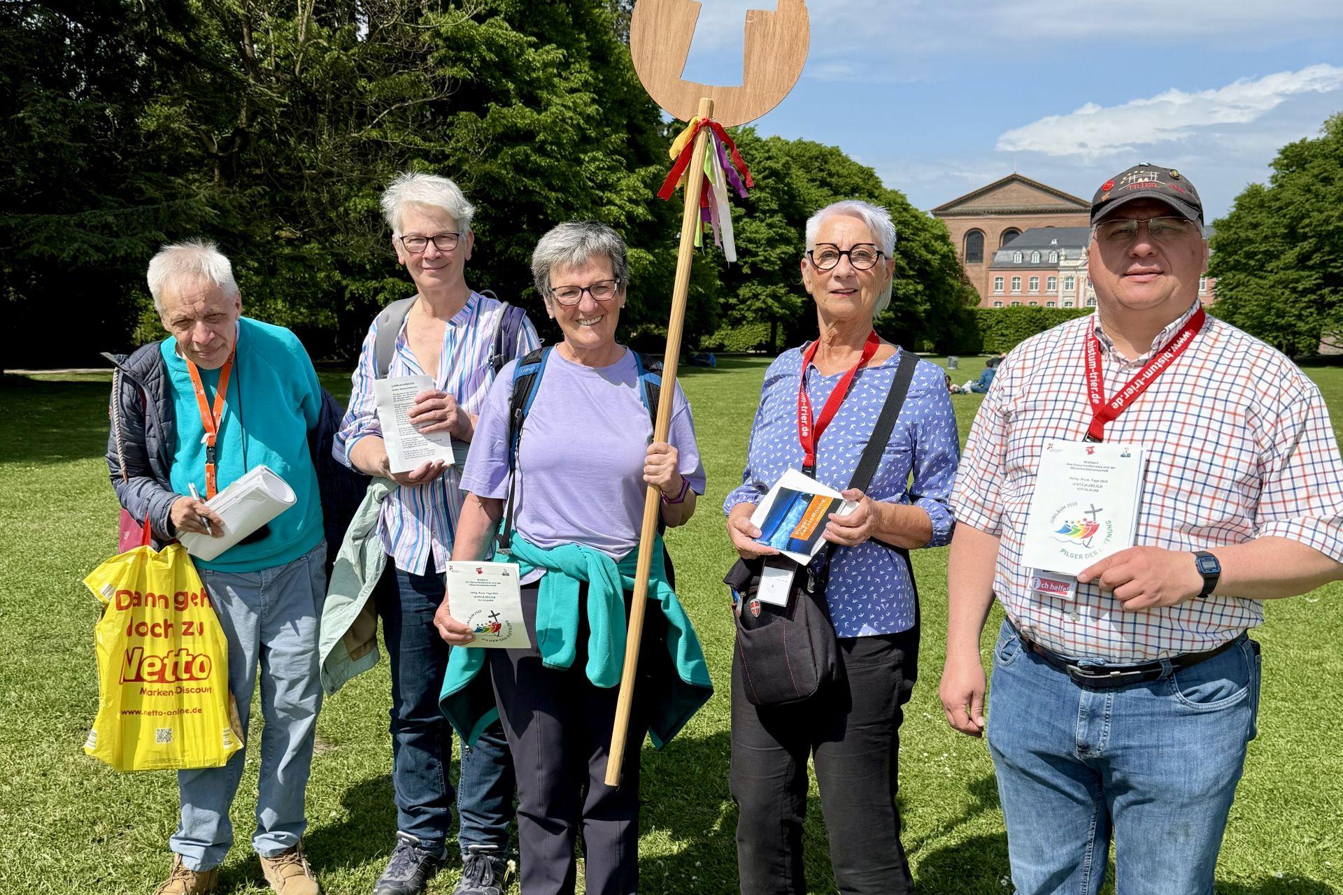 Die Pilgergruppe macht sich auf den Weg.