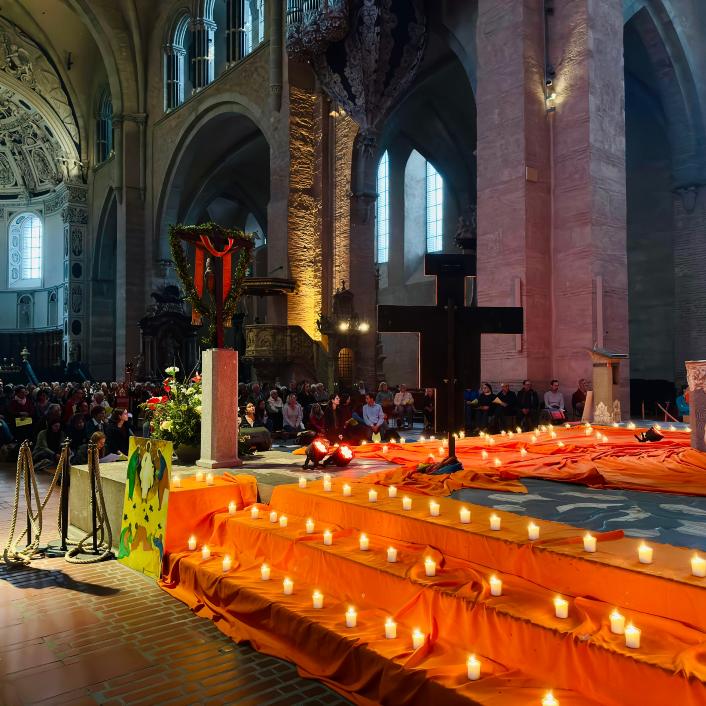 Viele Kerzen stehen auf den Treppen im Dom