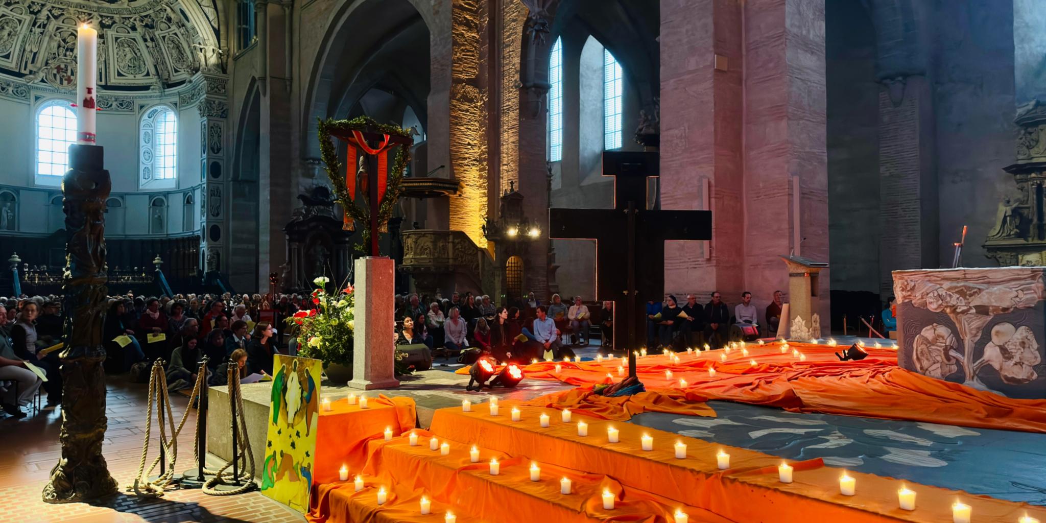 Viele Kerzen stehen auf den Treppen im Dom
