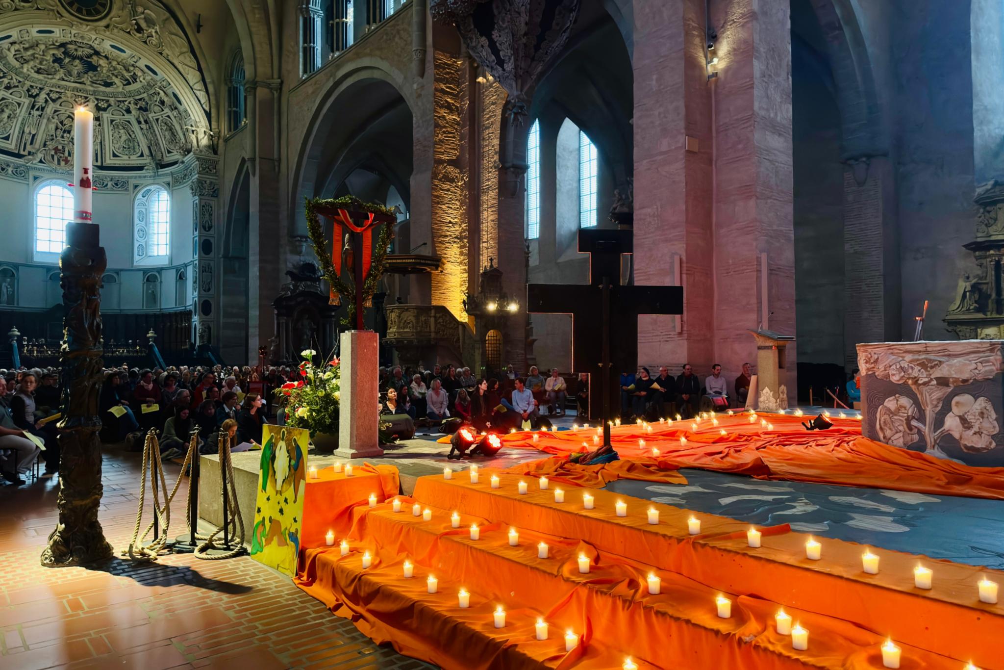 Viele Kerzen stehen auf den Treppen im Dom