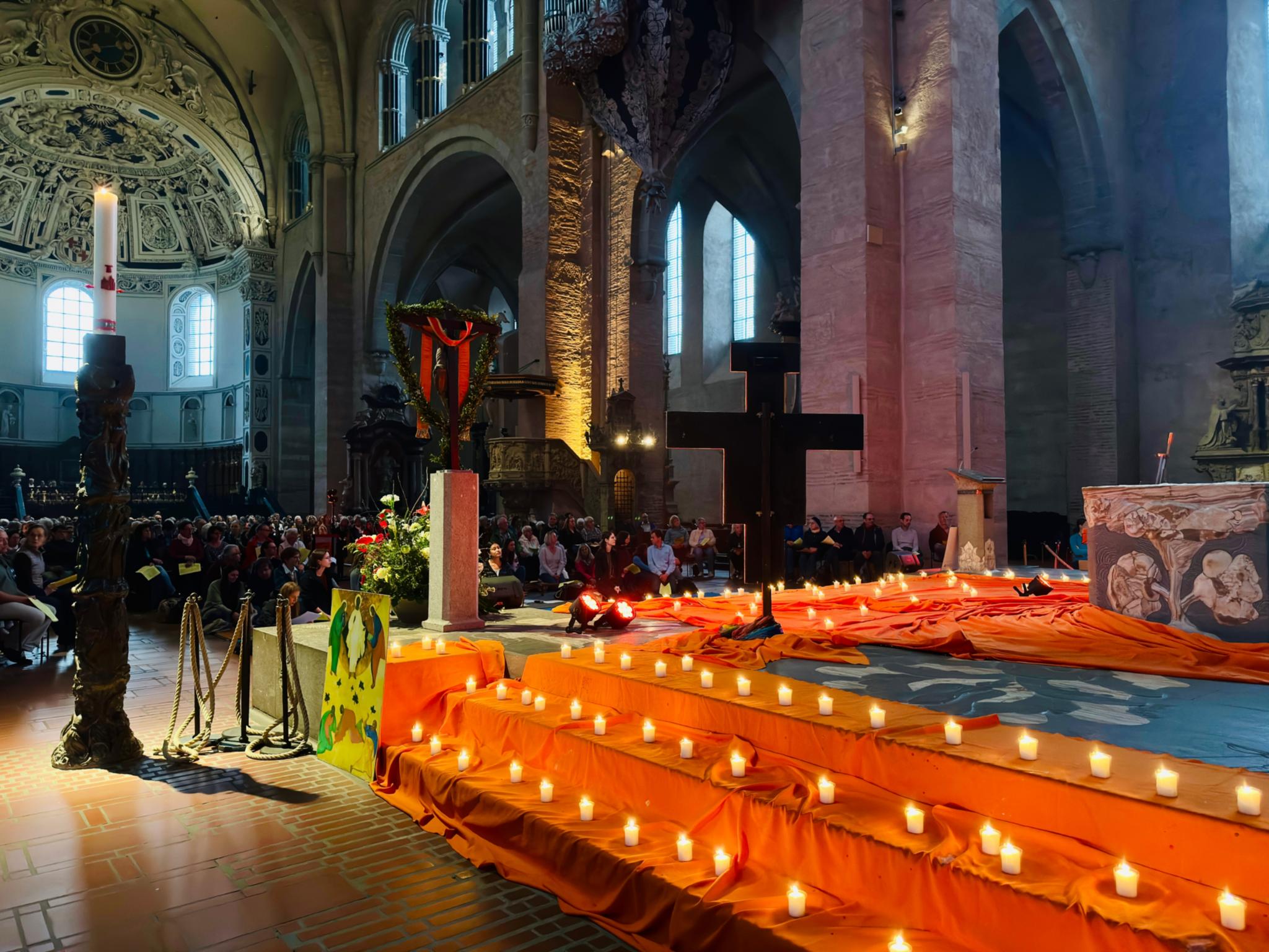 Viele Kerzen stehen auf den Treppen im Dom