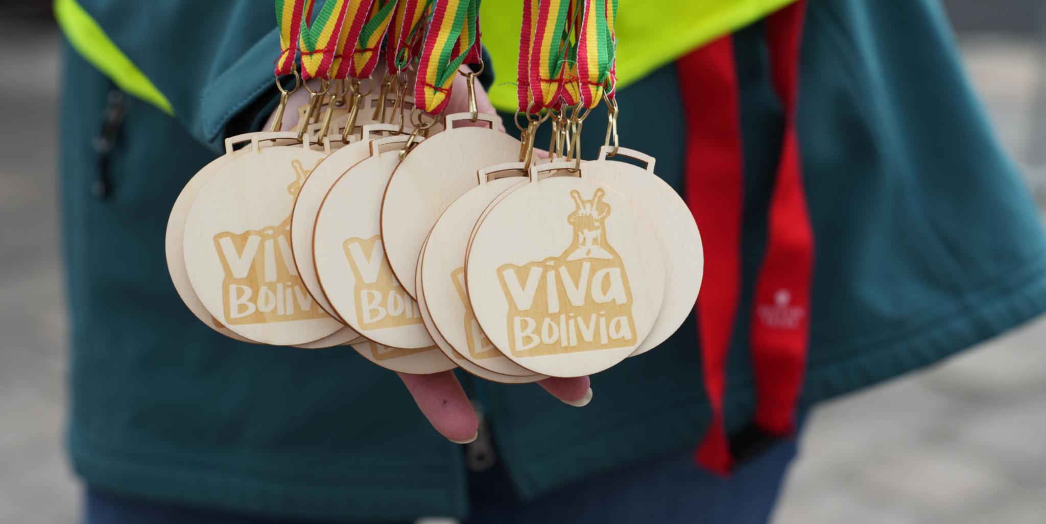 Eine Person präsentiert die Medaillen, die die Teilnehmer erhalten