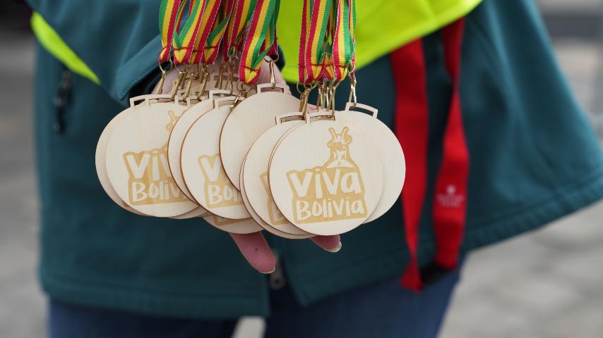 Eine Person präsentiert die Medaillen, die die Teilnehmer erhalten