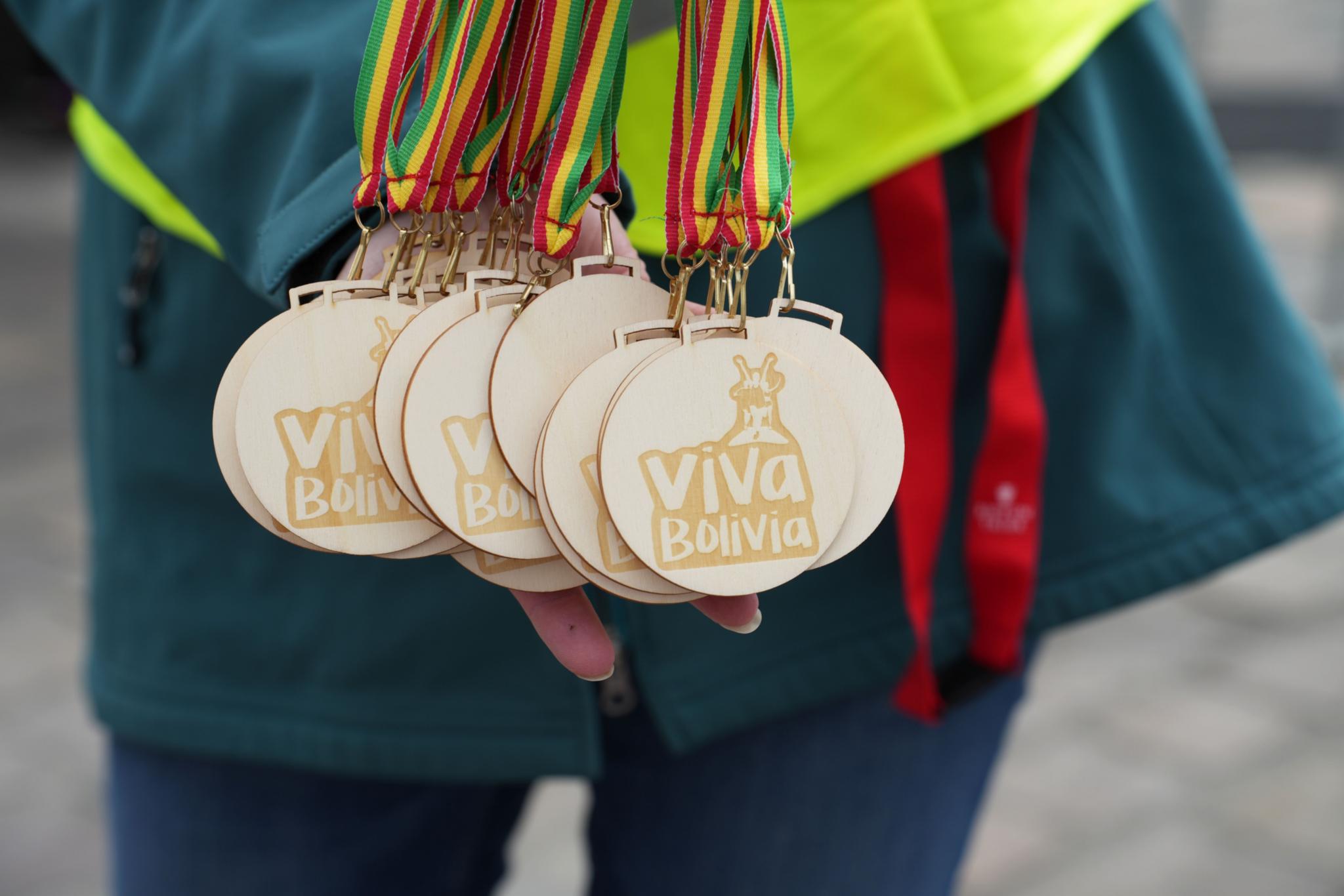 Eine Person präsentiert die Medaillen, die die Teilnehmer erhalten