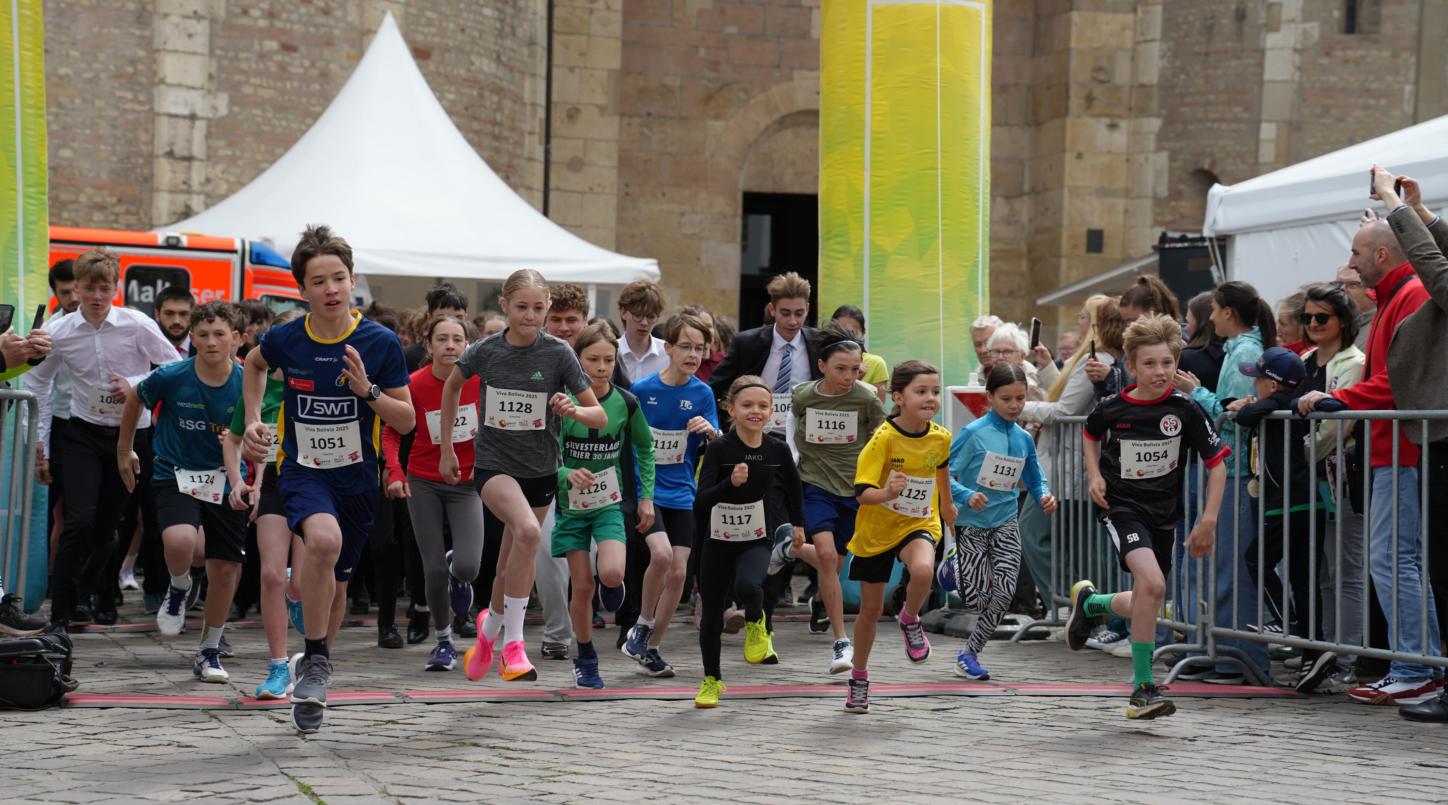 Die Kindergruppe läuft an der Startlinie los