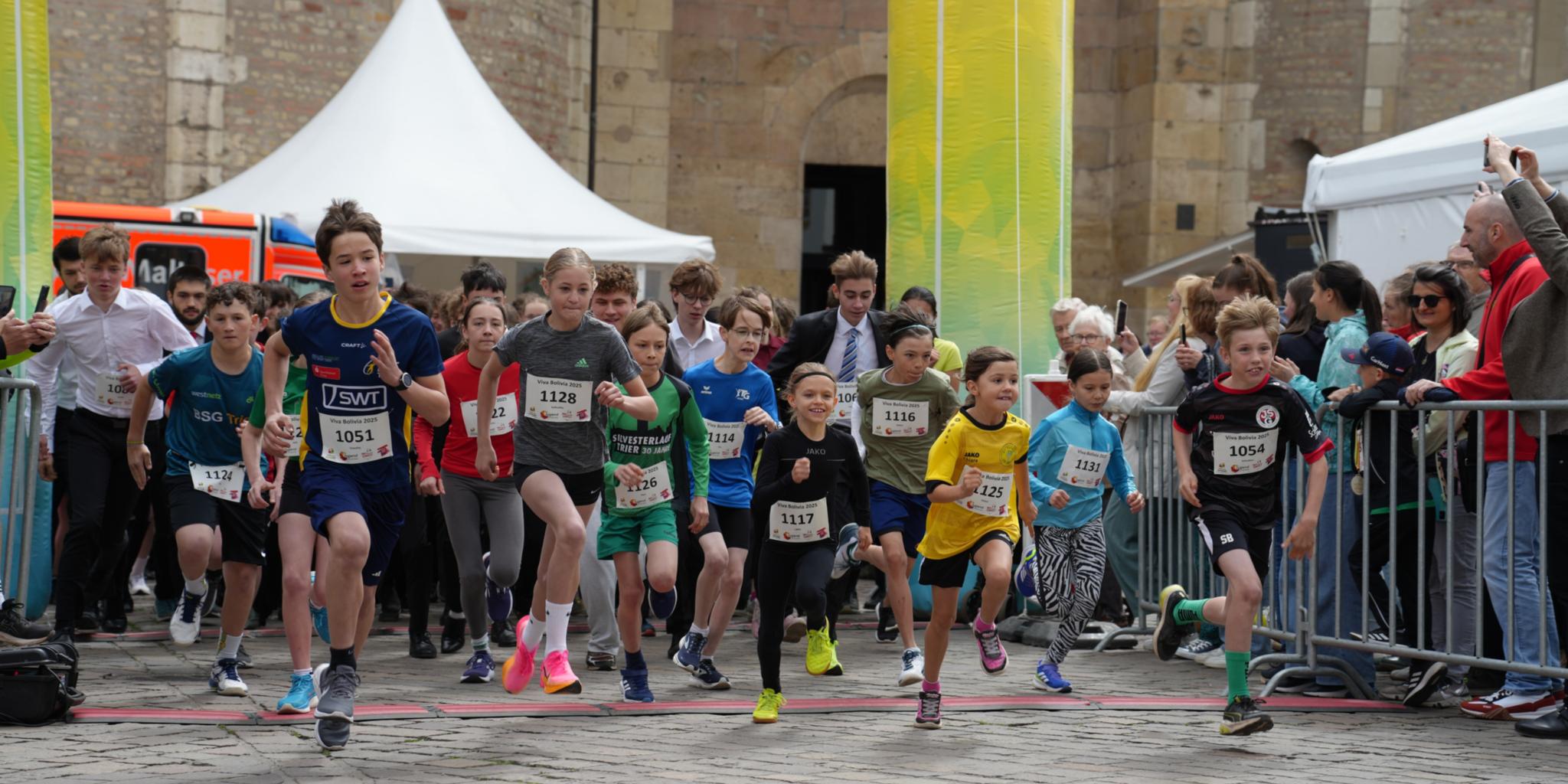 Die Kindergruppe läuft an der Startlinie los