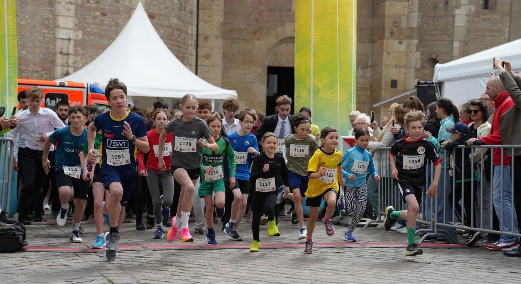 Die Kindergruppe läuft an der Startlinie los