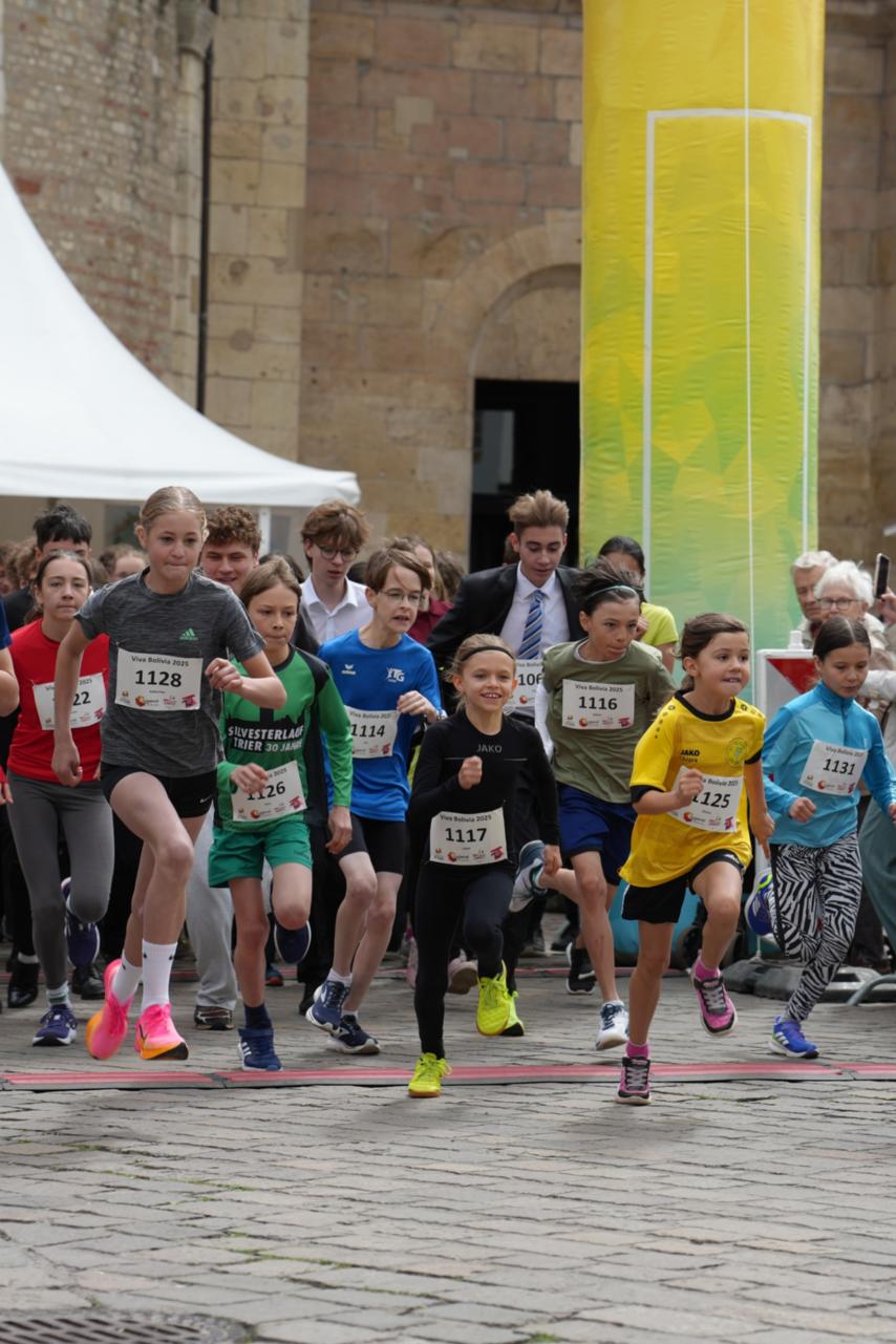 Kinder laufen am Start los