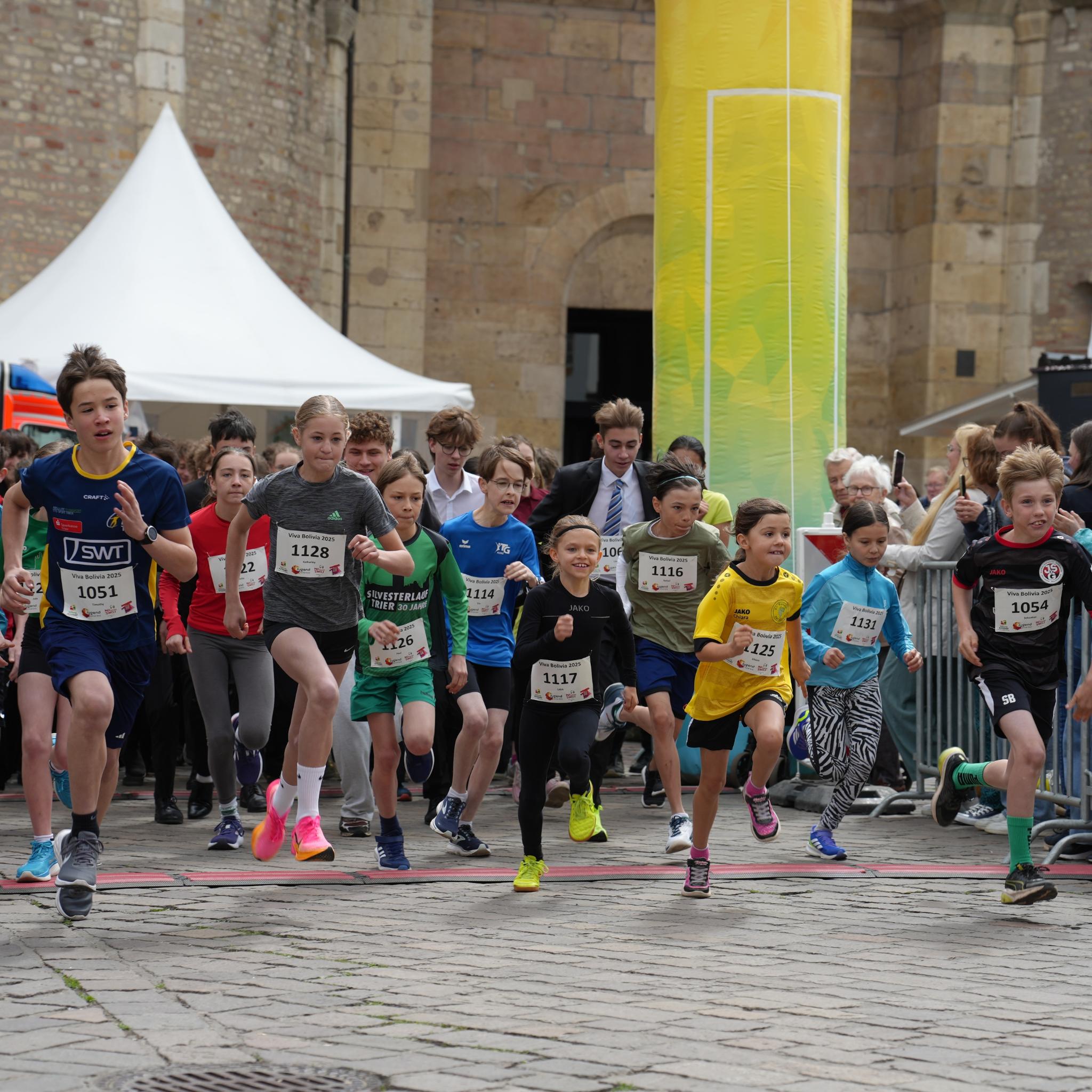 Kinder laufen am Start los