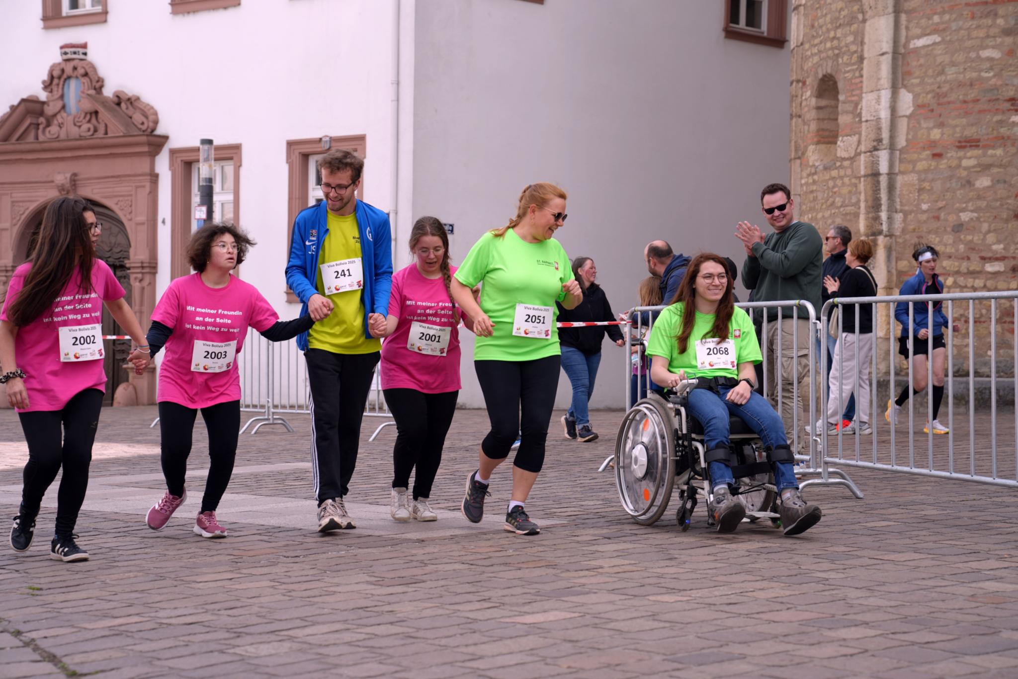 Eine Gruppe von Menschen mit und ohne Beeinträchtigung während des Laufs