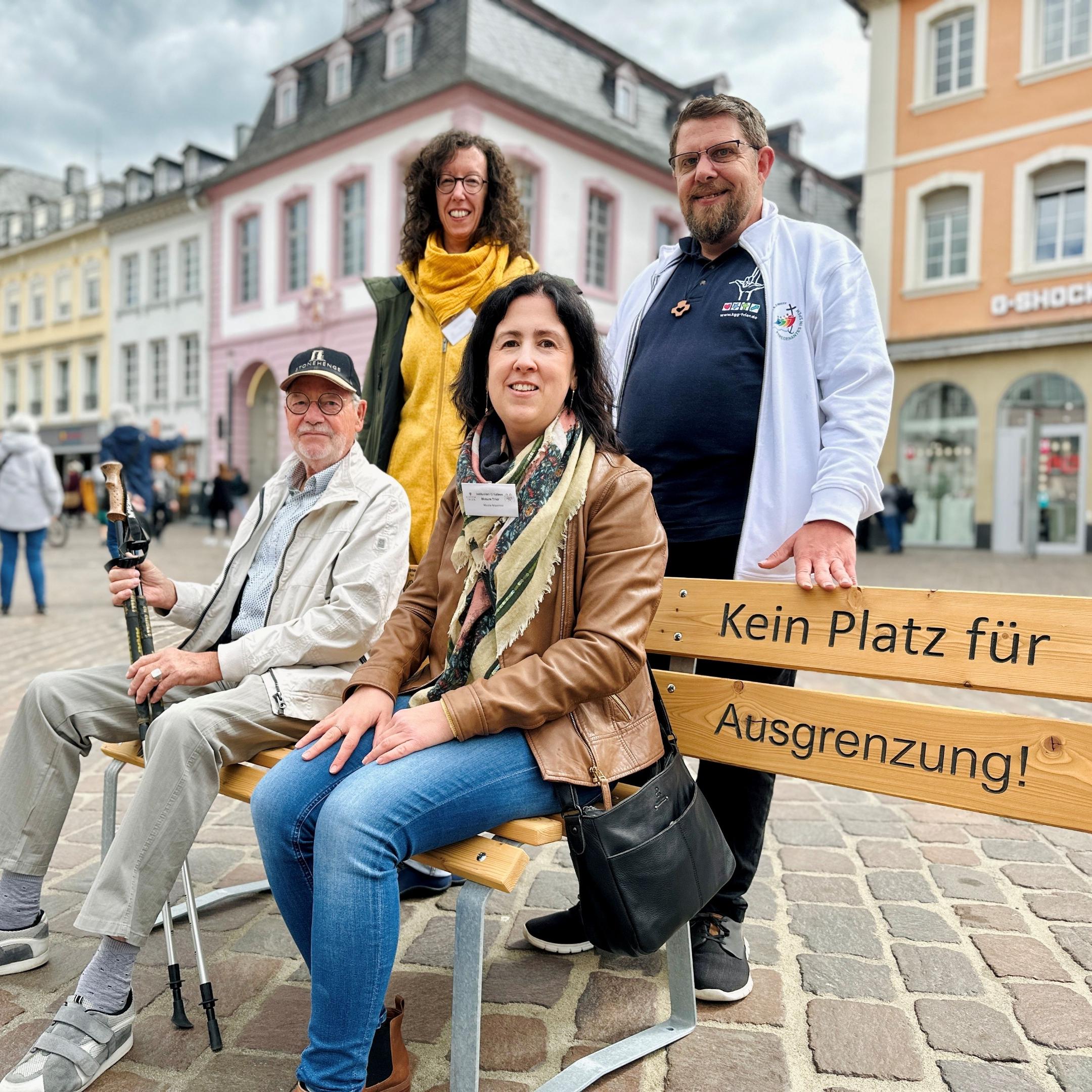 Herr Schulz (u.l.)  ist eigentlich zum Tag der Ehejubiliare hier - vorher informiert er sich über Inklusion bei Judith Schwickerath und Nicole Maxmini vom der Abteilung Inklusion und Daniel Beinhoff von der Gehörlosengemeinde.