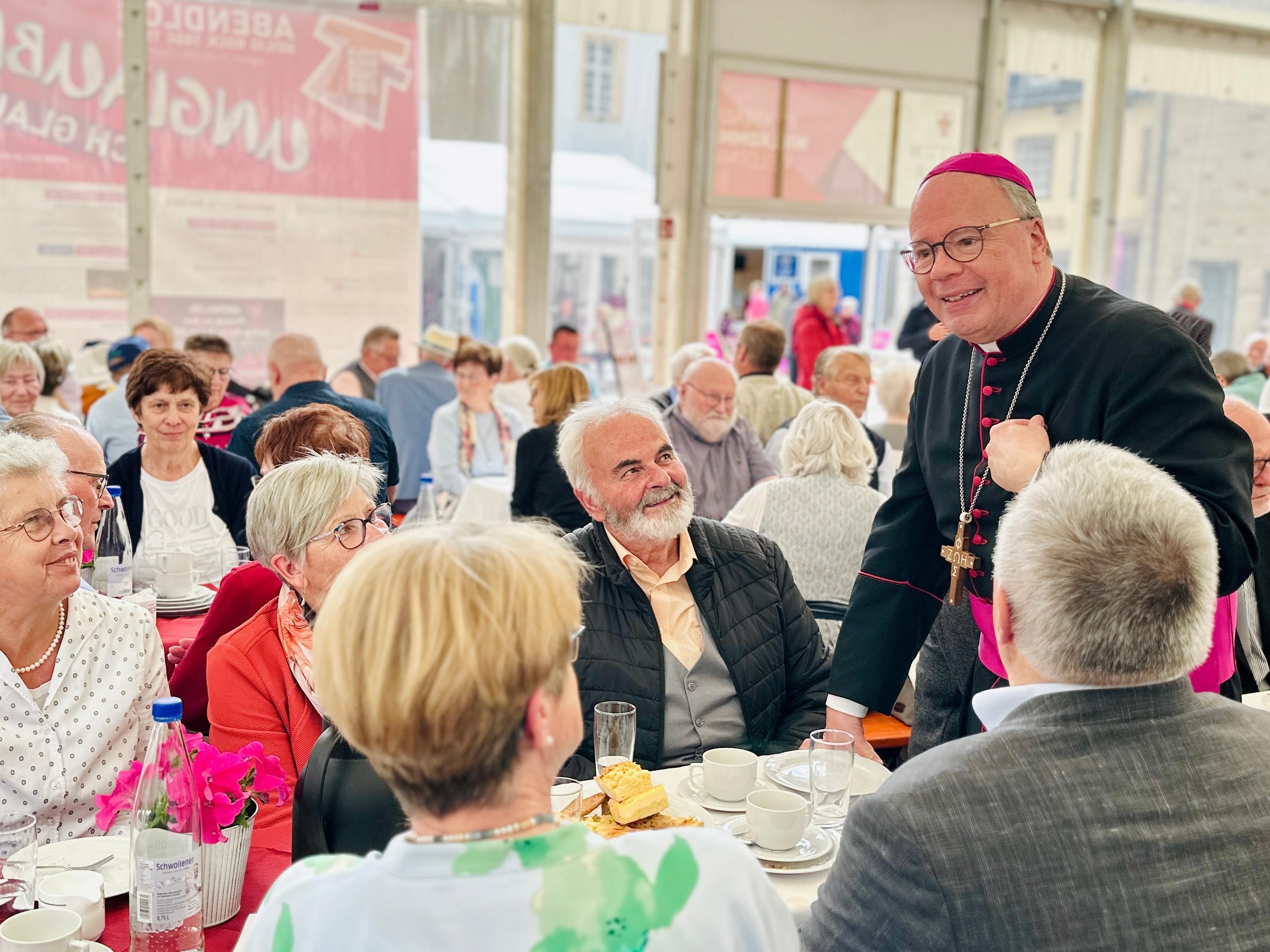 Bischof Ackermann unterhält sich mit Ehejubiliaren.