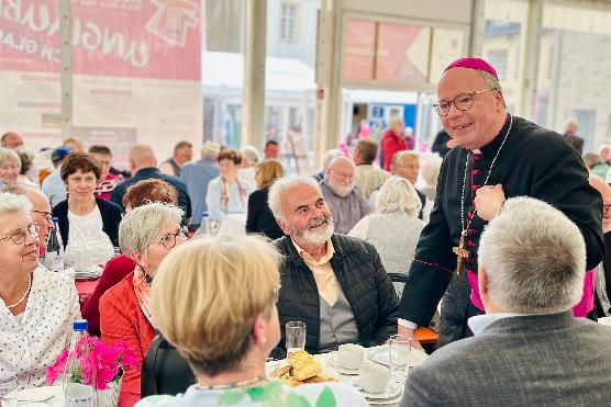 Bischof Ackermann unterhält sich mit Ehejubiliaren.