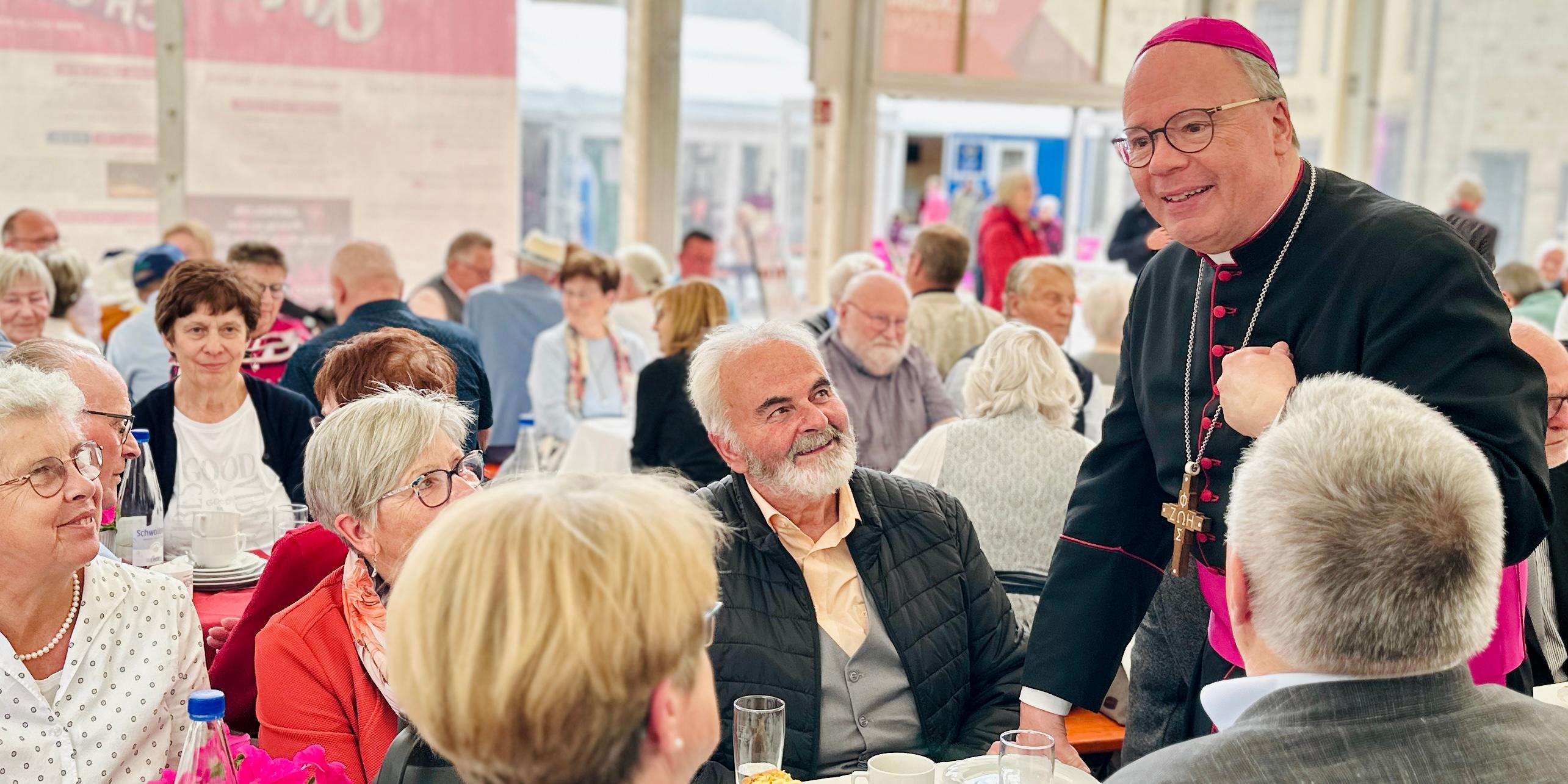 Bischof Ackermann unterhält sich mit Ehejubiliaren.