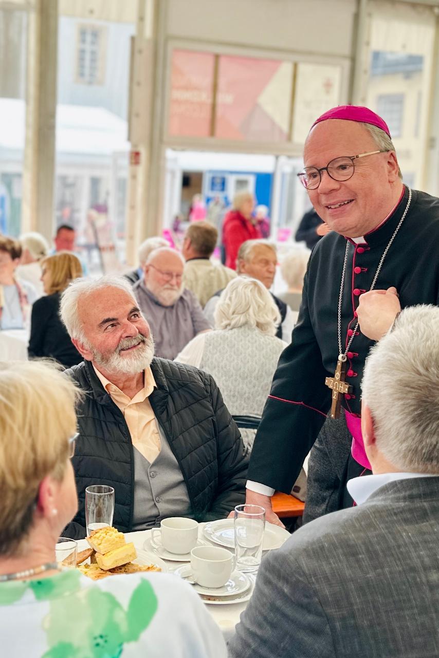 Bischof Ackermann unterhält sich mit Ehejubiliaren.