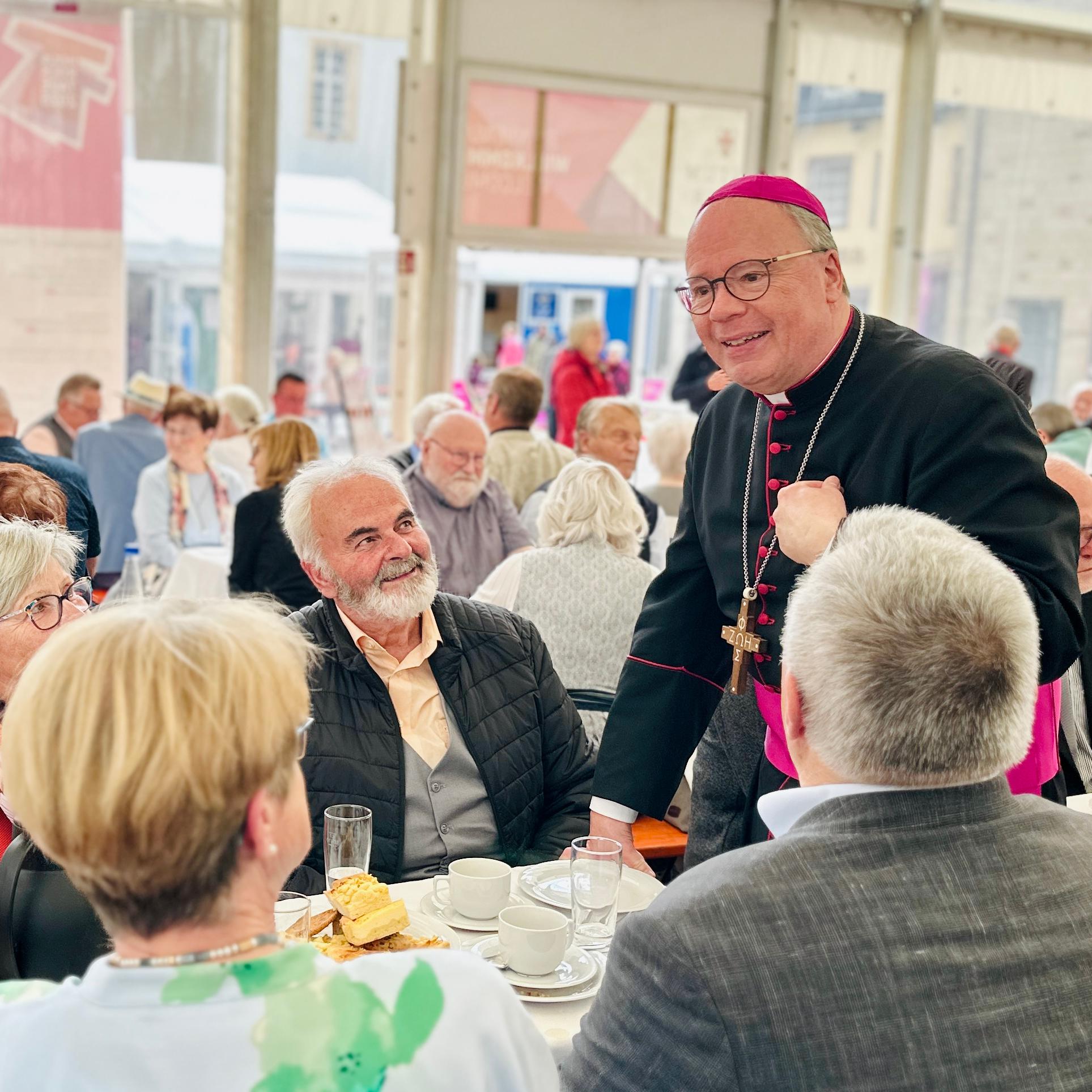 Bischof Ackermann unterhält sich mit Ehejubiliaren.