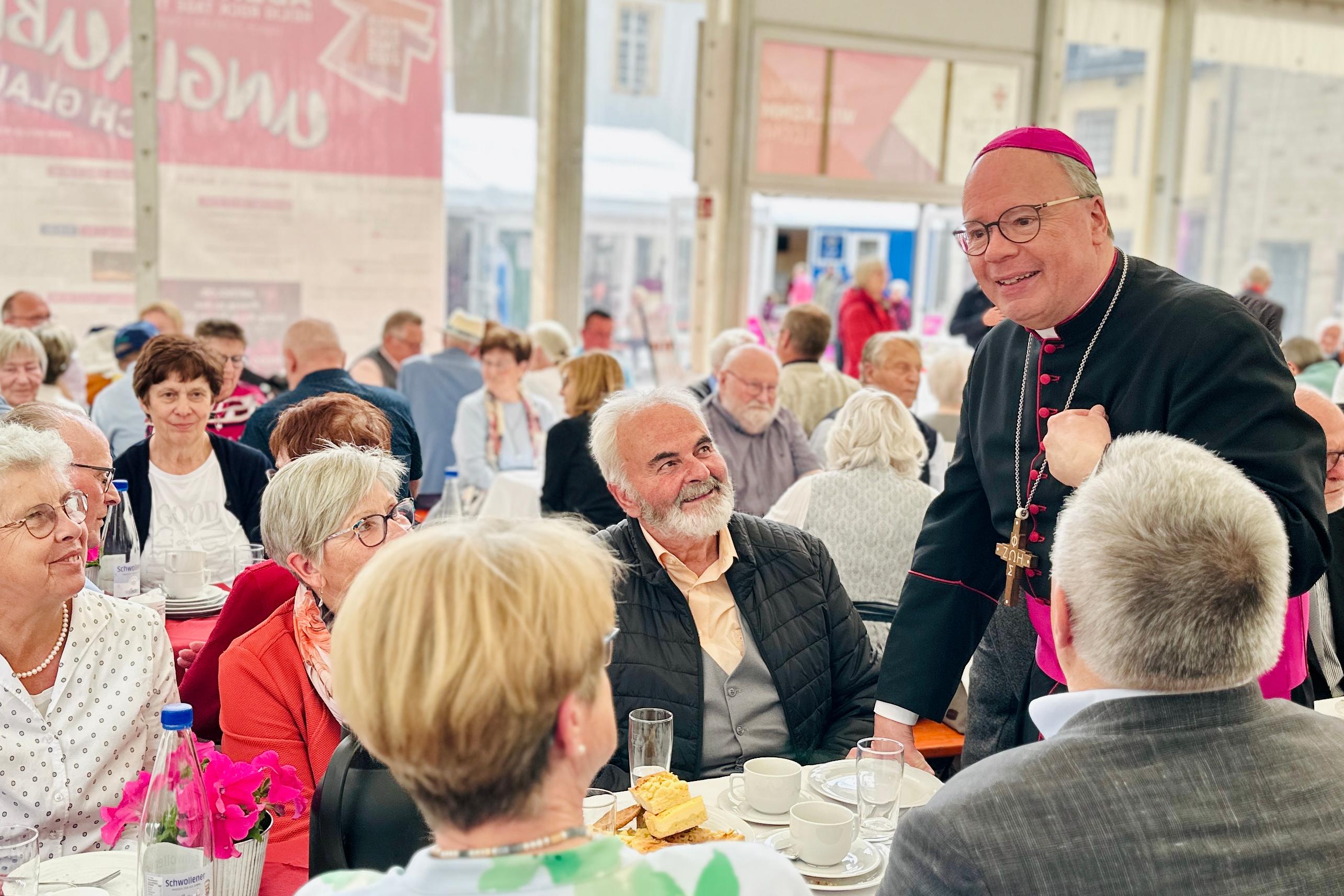 Bischof Ackermann unterhält sich mit Ehejubiliaren.