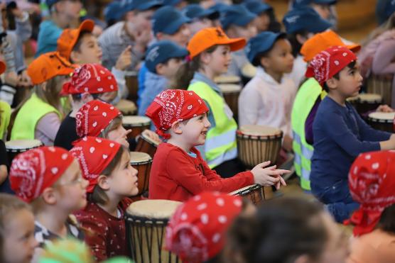 Kinder lauschen gespannt den Worten während des Gottesdiensts
