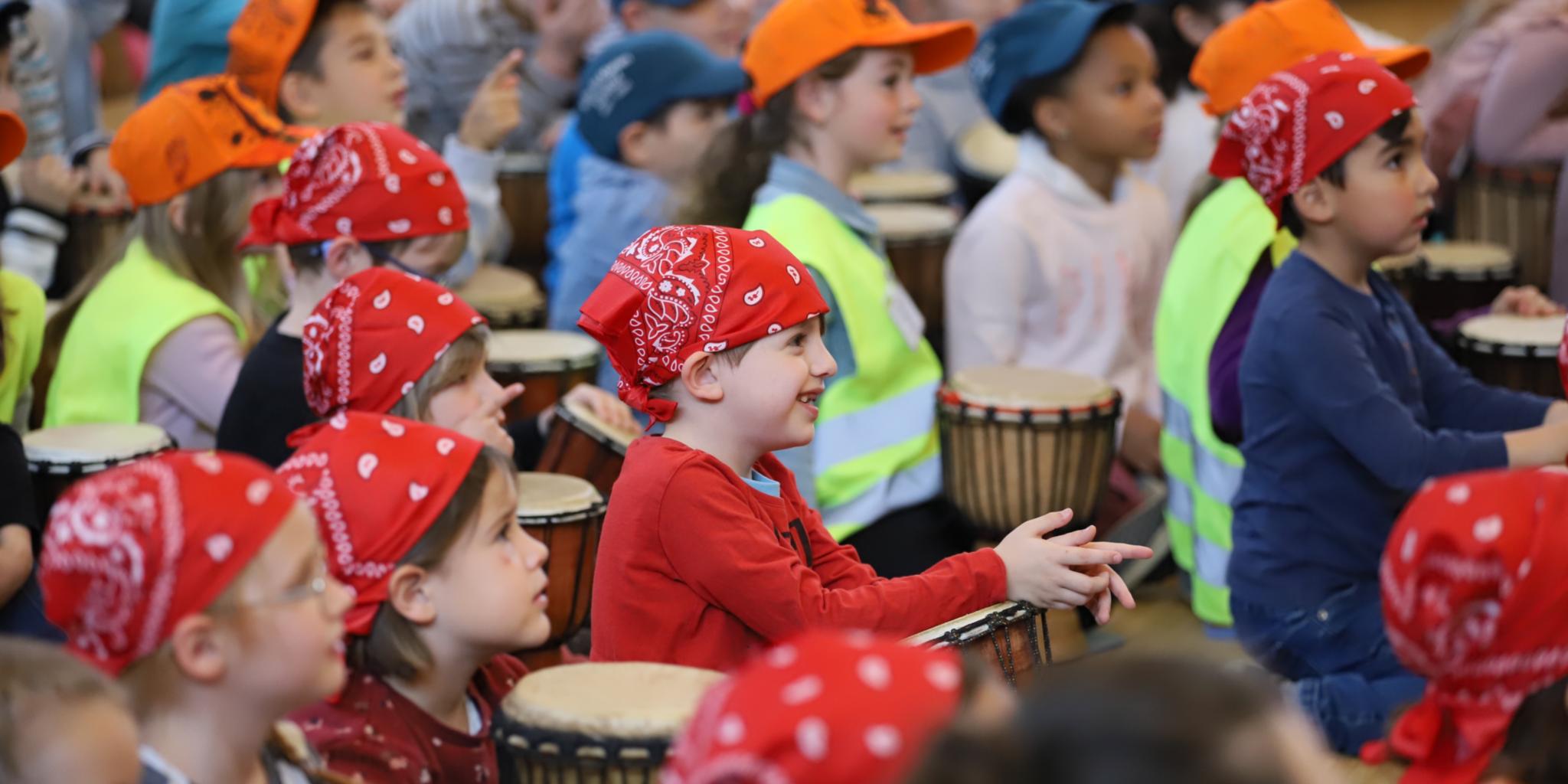 Kinder lauschen gespannt den Worten während des Gottesdiensts