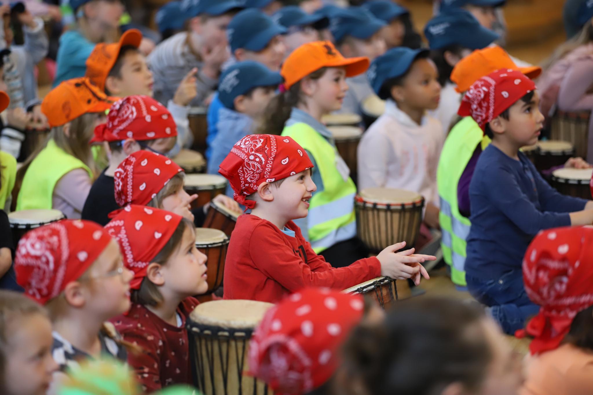 Kinder lauschen gespannt den Worten während des Gottesdiensts