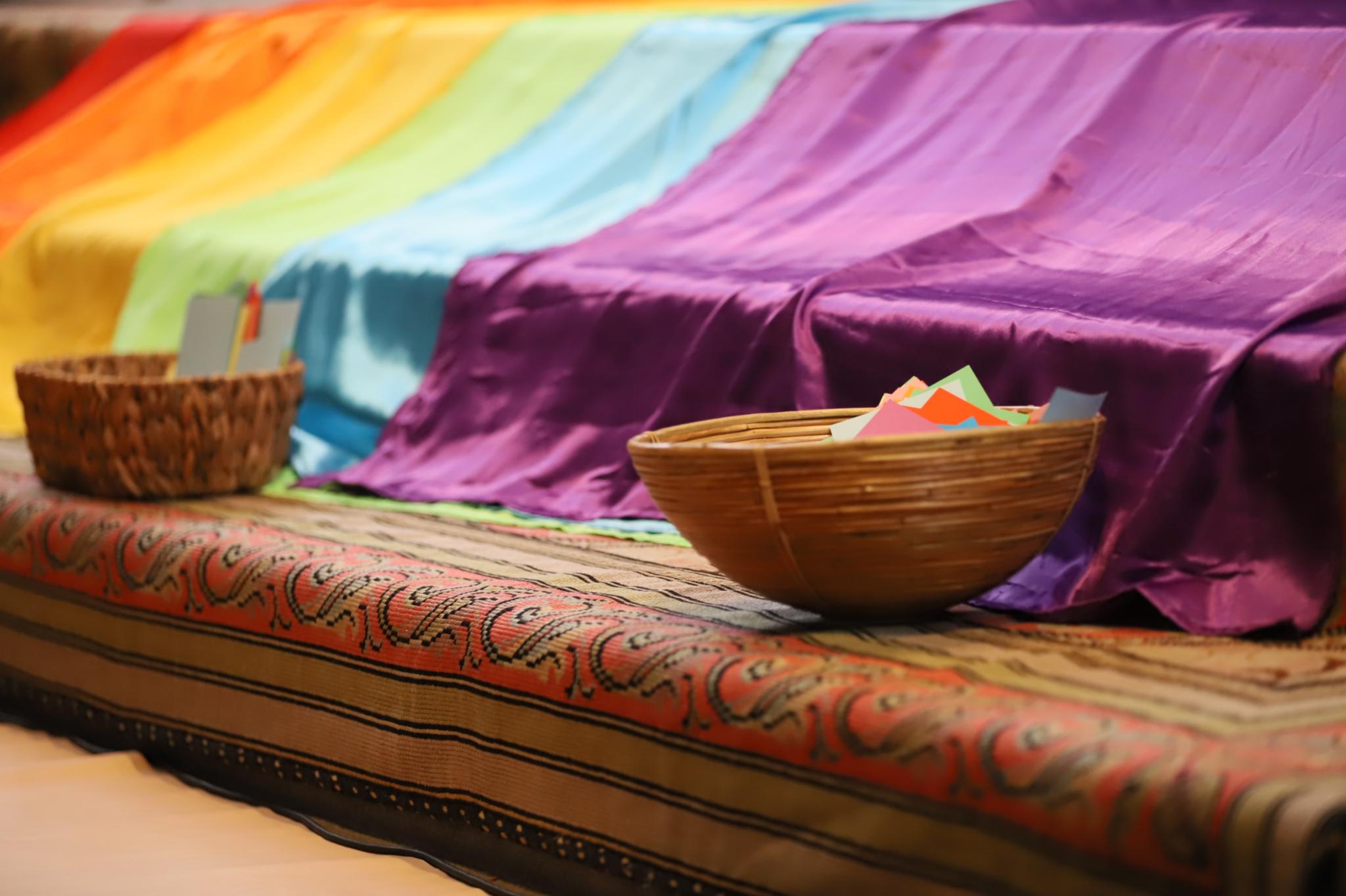 Bunte Fahnen sind über die Treppen gelegt, davor stehen Körbe, gefüllt mit Zetteln