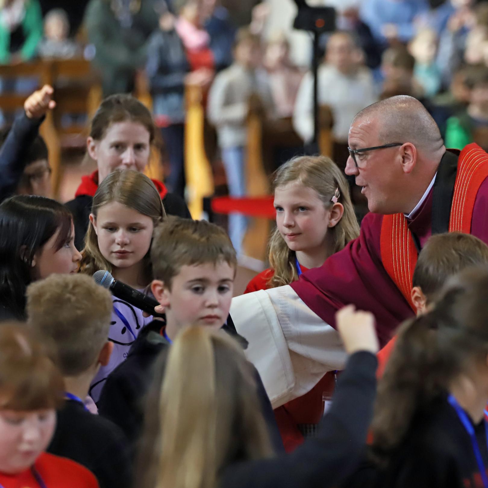 Matthias Struth mit Kindern beim Gottesdienst