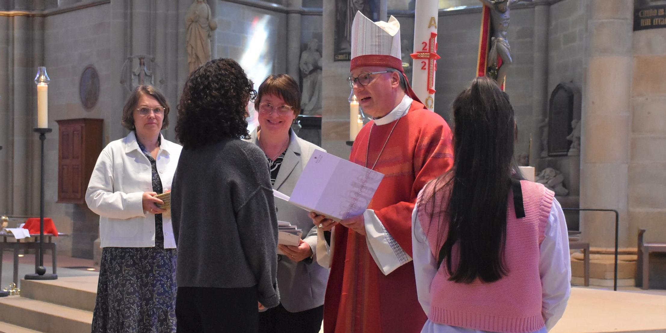 Bischof Ackermann mit Anne Schauer (links) und Diana Klar bei der Verleihung der Missio-Urkunden