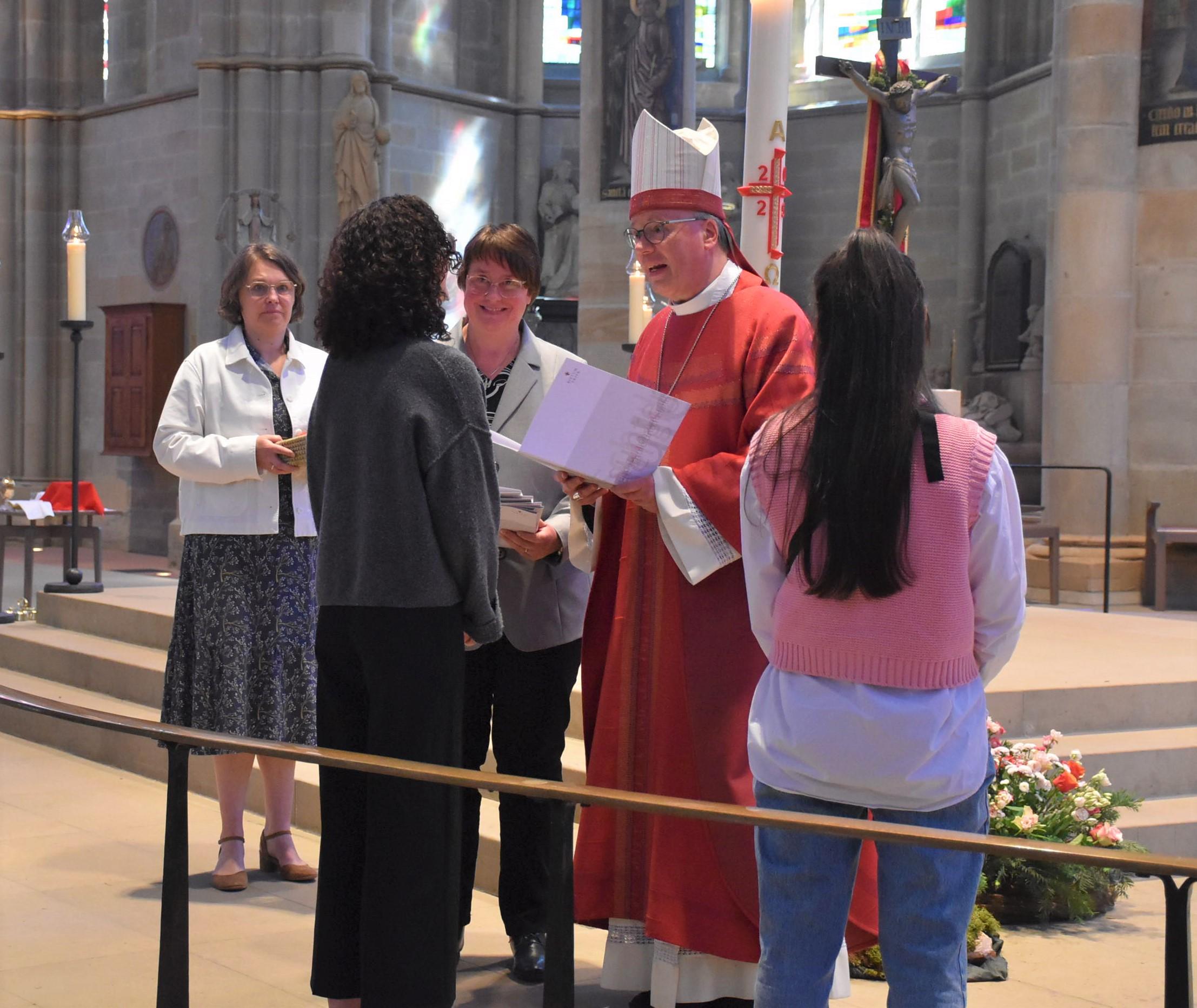 Bischof Ackermann mit Anne Schauer (links) und Diana Klar bei der Verleihung der Missio-Urkunden