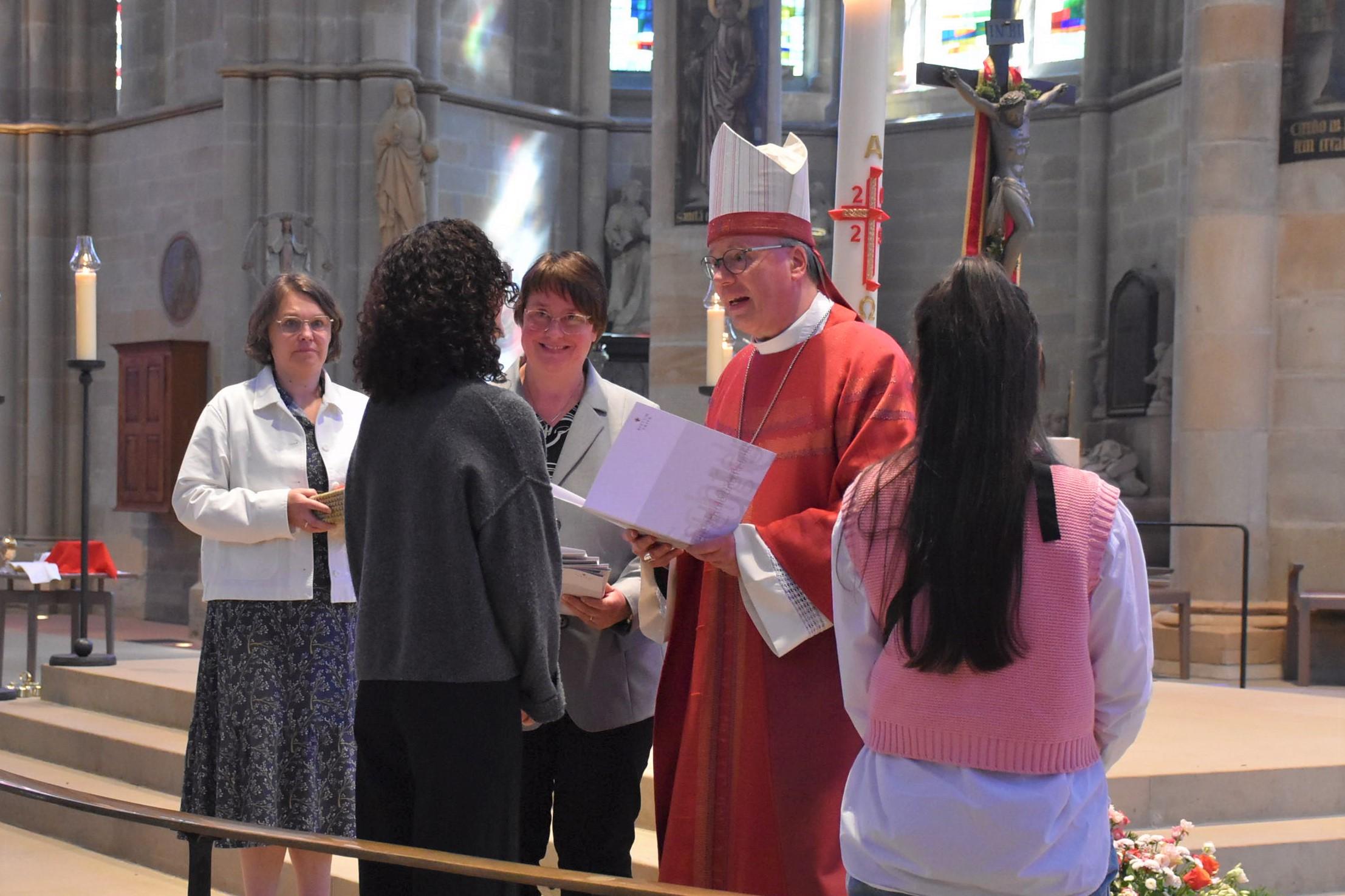 Bischof Ackermann mit Anne Schauer (links) und Diana Klar bei der Verleihung der Missio-Urkunden