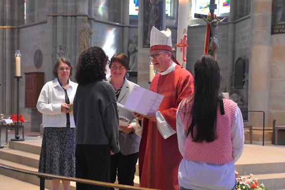 Bischof Ackermann mit Anne Schauer (links) und Diana Klar bei der Verleihung der Missio-Urkunden
