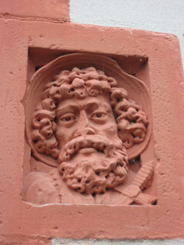Ein Kopf in Stein gemeißelt