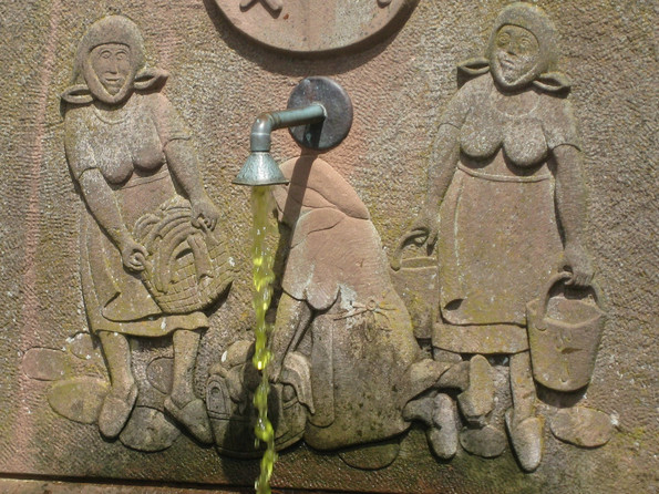 Der Dorfbrunnen aus dem Wasser fließt