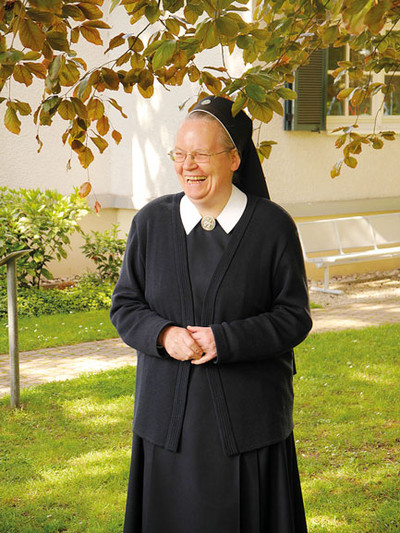 Eine Frau in Ordensbekleidung