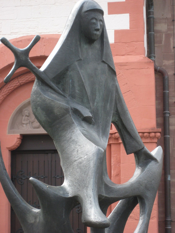 Die Steinskultur Heilige Walburga als Pilgerin