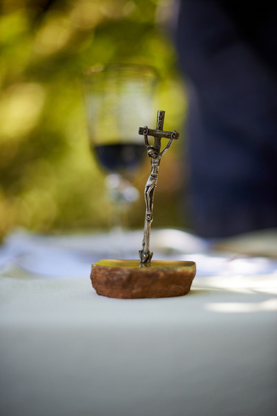 Man sieht ein Kreuz auf einem Altar stehen