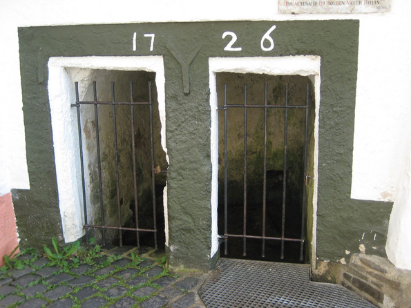 zwei Eingänge mit Gittertoren