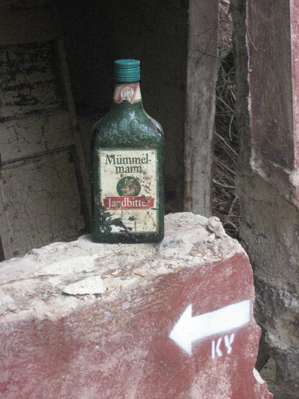 Das Getränk "Mümmelmann - Jagdbitter" steht auf einer Mauer