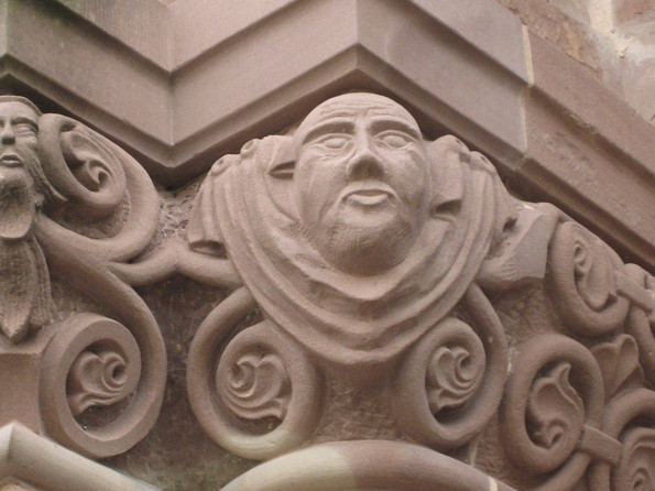 Eine Steinskultur an der St. Peter Kirche