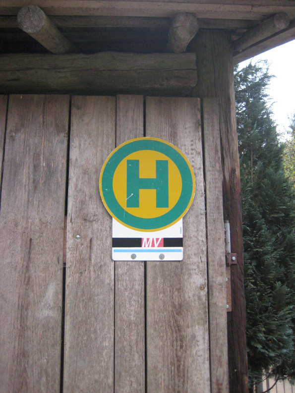 Ein Bushaltestellenschild