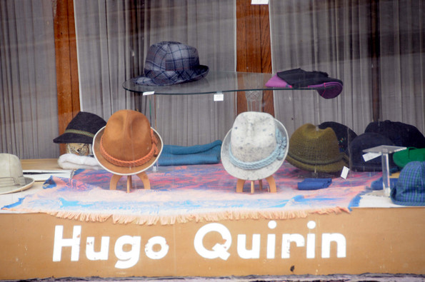 Ein Schaufenster mit Hüten