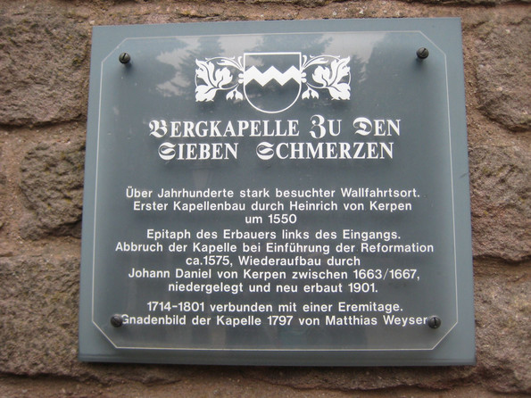 Infotafel an einer Steinwand